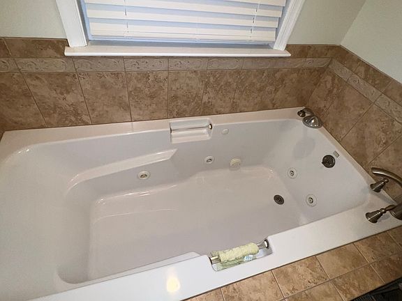 5th image of 18 Schollcrest Ave #2