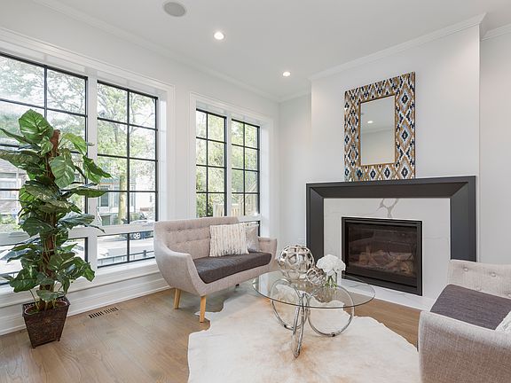 2nd image of 1117 W Newport Ave APT 1