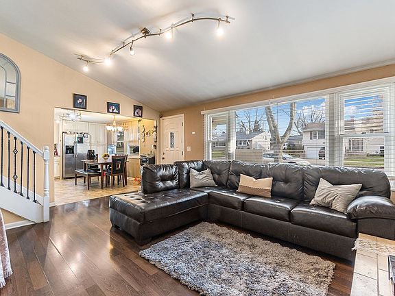 2nd image of 1749 Kingston Cir
