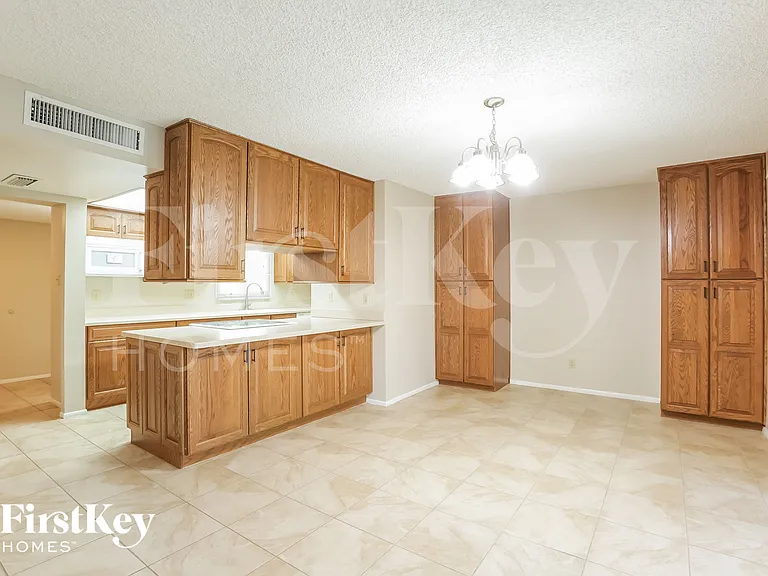 614 E Greenway Dr — Photo 6