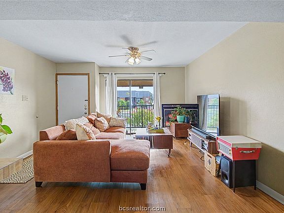 4th image of 904 University Oaks #132