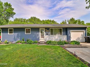 1044 Boyd Dr, Grand Forks, ND 58203