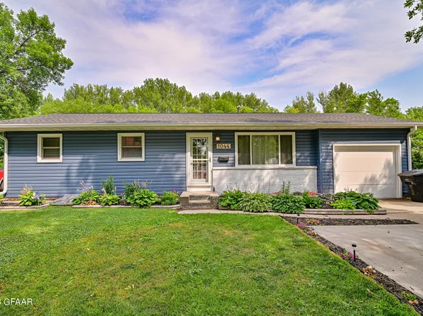 1044 Boyd Dr, Grand Forks, ND 58203