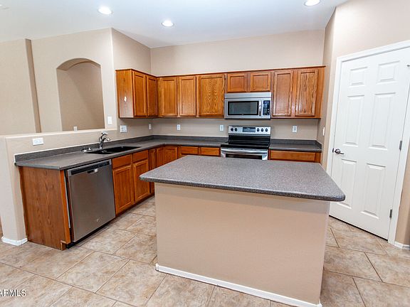 4th image of 921 W DANA Drive