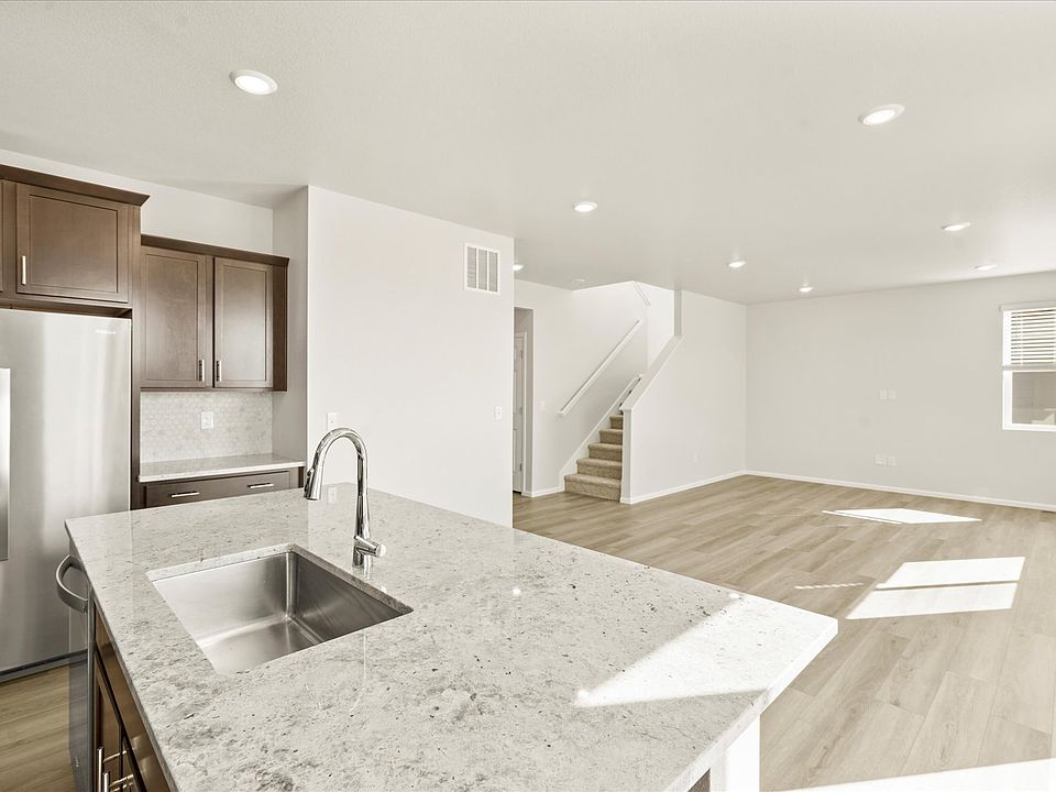 DEN_Paint-Brush-Hills_Chatfield_Kitchen-Island_10462-Devoncove-Dr