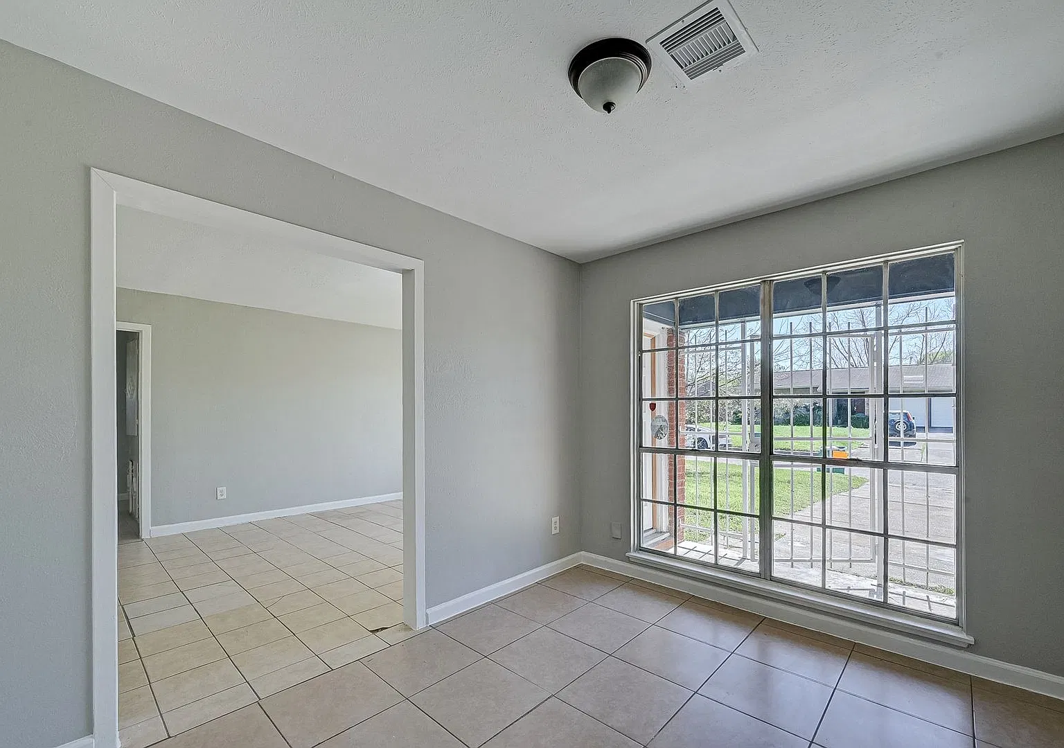 Spacious 4-Bedroom Home with 2 Bathrooms and a Large Yard in Houston! — Photo 3
