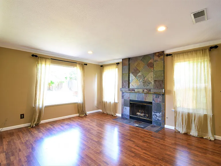 2137 Eilene Dr — Photo 3