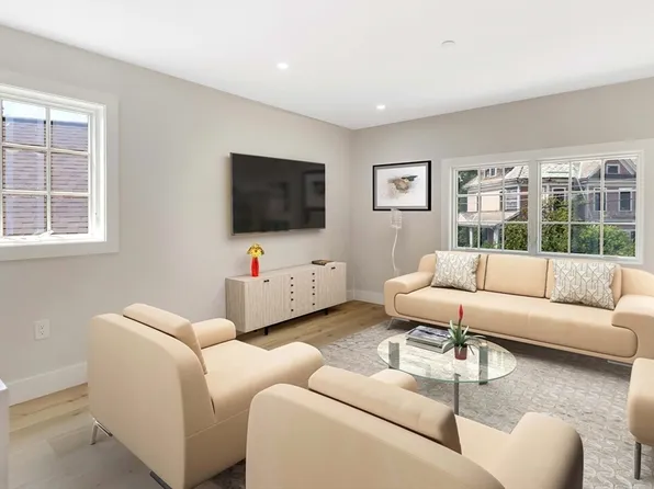 8 Crystal St Floor 3, Melrose, MA 02176