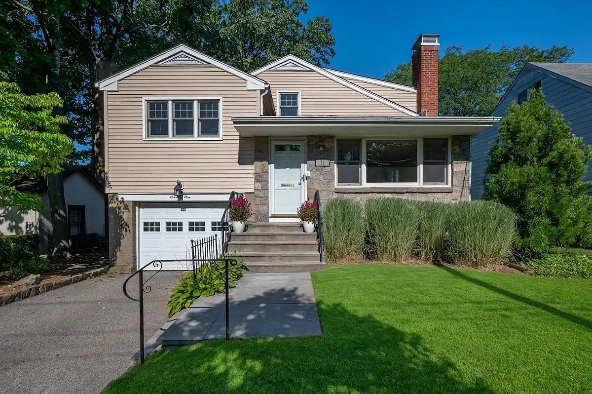4 bed, 2200 sqft, $7,200 — Photo 1