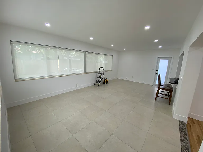 3250 SW 18th Ter — Photo 10