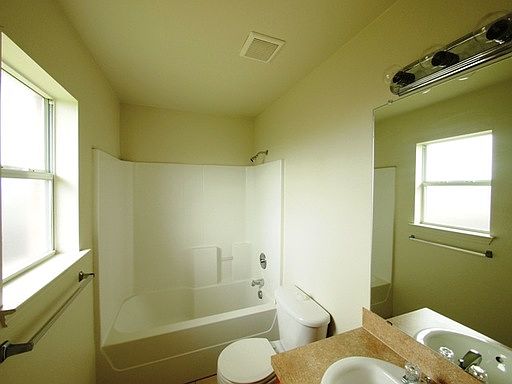 2nd image of 1412 Cinch APT B