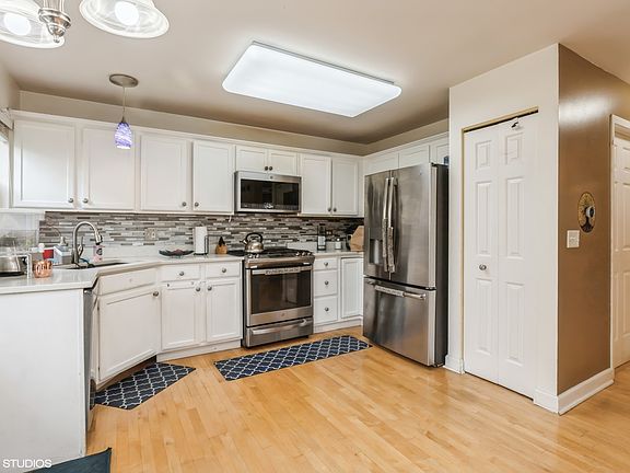 4th image of 1389 Windsor Ln