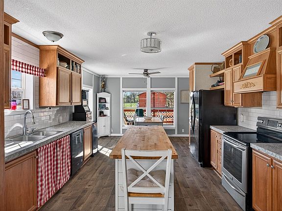 3rd image of 3400 Spring Creek Rd