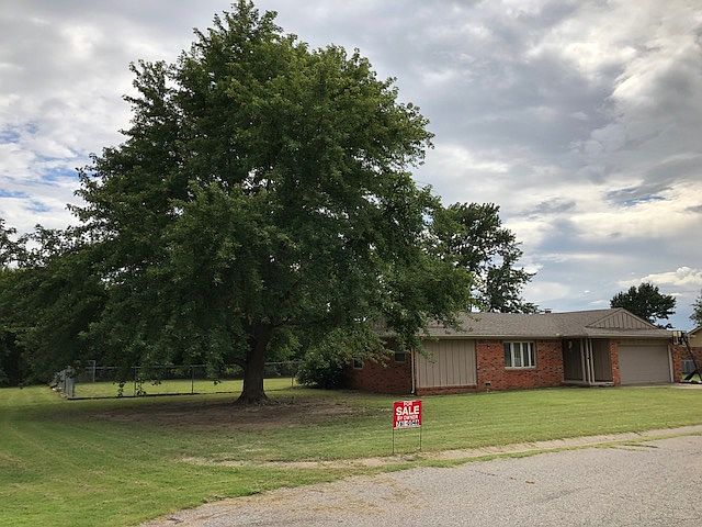 2nd image of 803 W Oakwood Ln