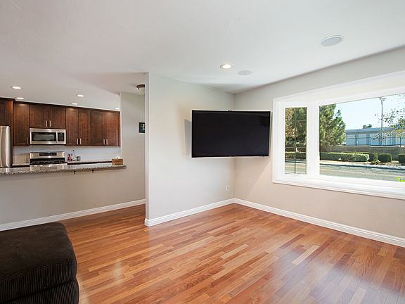 4th image of 5632 Chateau Dr
