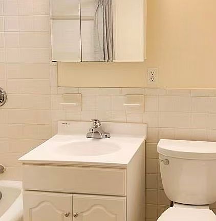 5th image of 1025 Hancock St Unit 4H