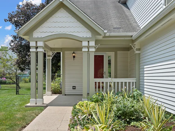 220 Lexington Ln, Grayslake, IL 60030