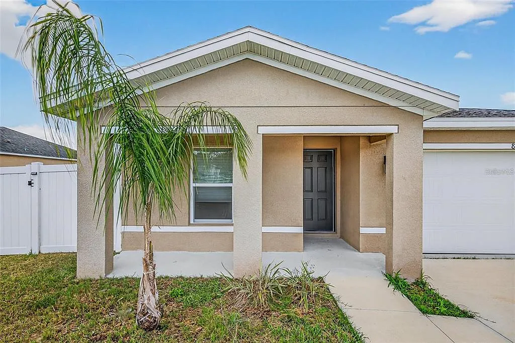 3 bed, 2.0 bath, 1744 sqft, $2,100 — Photo 2