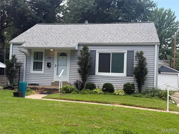 923 Tompkins St, Saint Charles, MO 63301