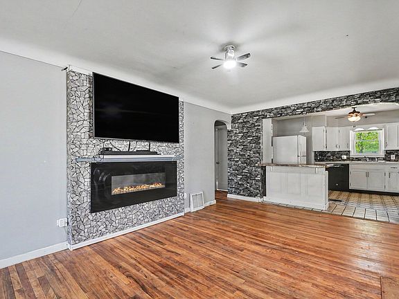 4th image of 1336 Beechwood St NE