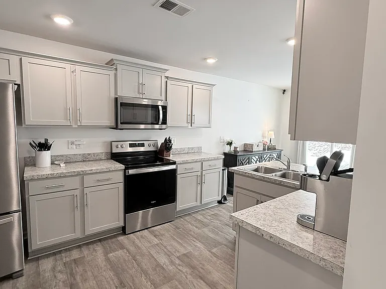 5021 Black Forest Dr — Photo 4