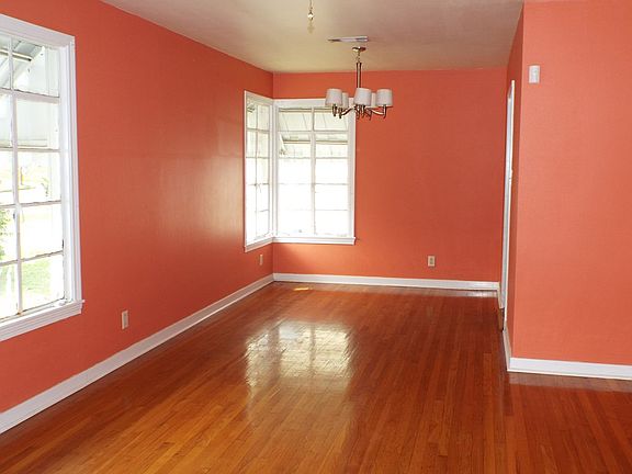 2nd image of 3624 Peachtree Dr