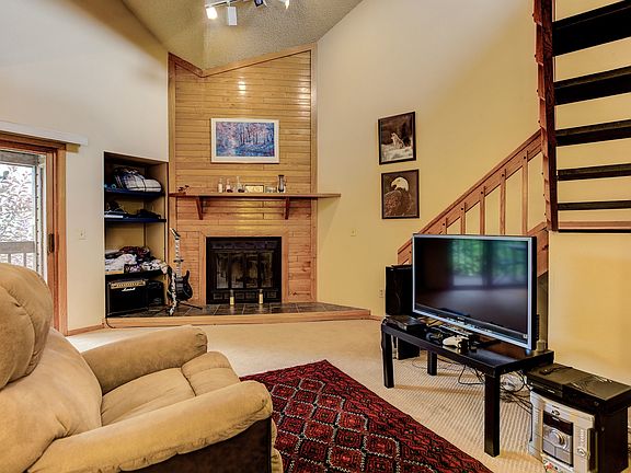 Spacious Living Room w/ Vaulted Ceilings