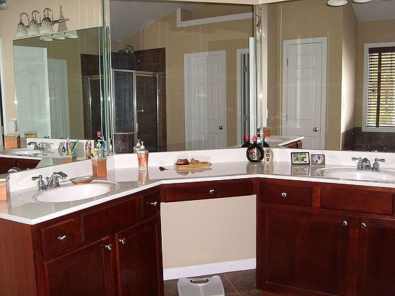  Larege Master Bath w/ Sep Shower 