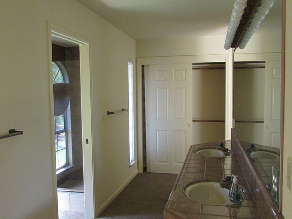 2 sinks, seperate shower/tol