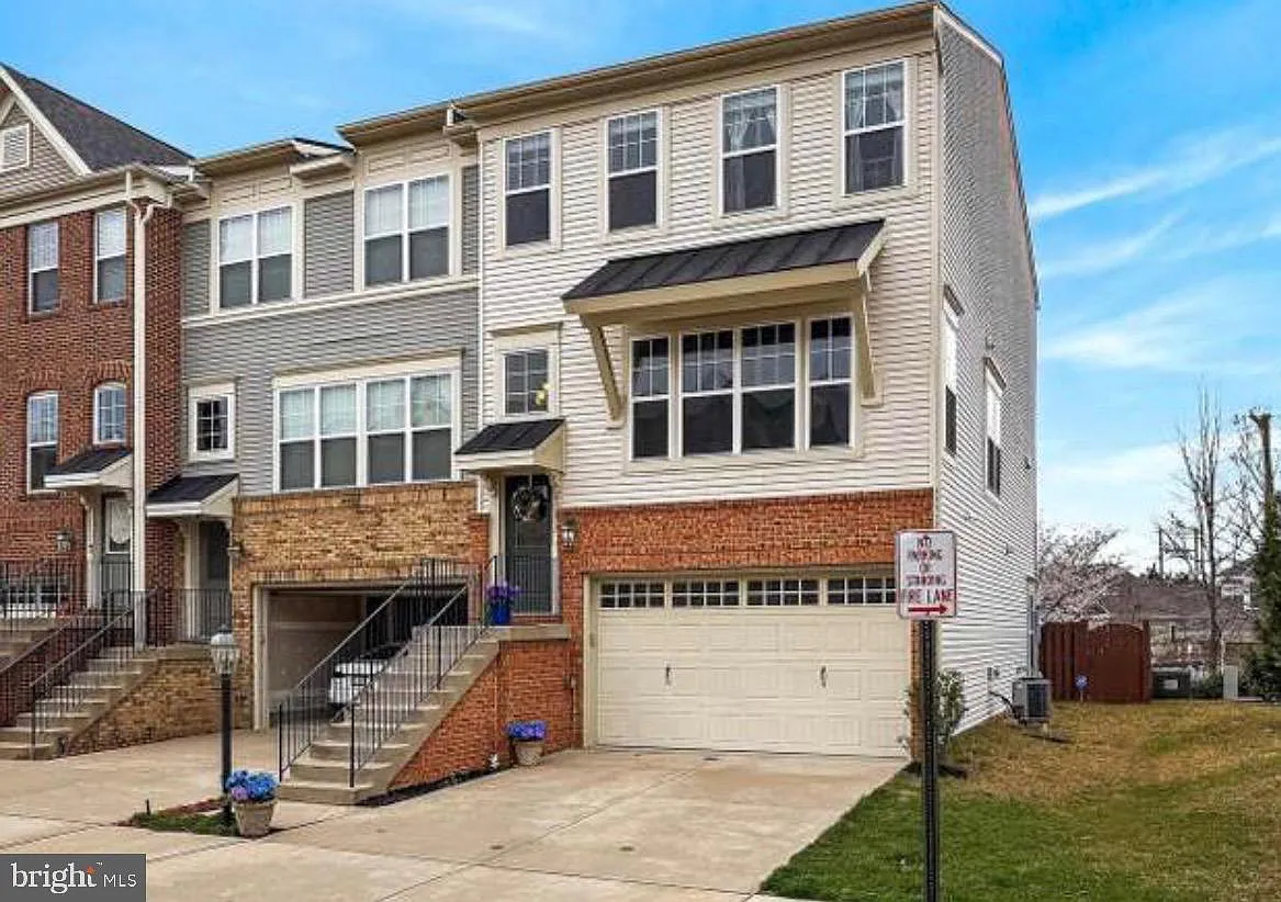 3 bed, 3.5 bath, 2320 sqft, $3,600 — Photo 1