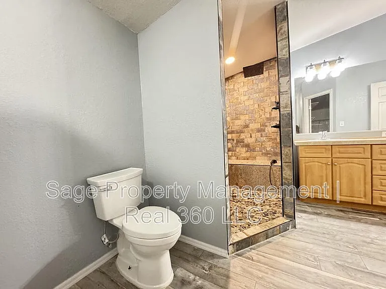 4879 N Monterey Dr — Photo 8