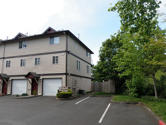 3rd image of 2768 E McLoughlin Blvd
