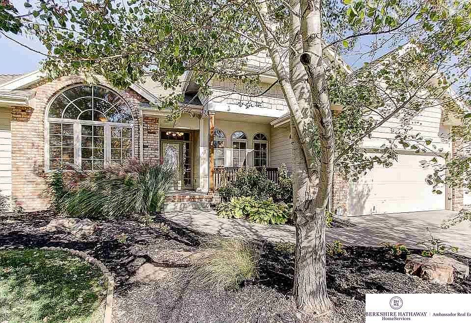 Great street appeal with gorgeous trees giving privacy to your home.