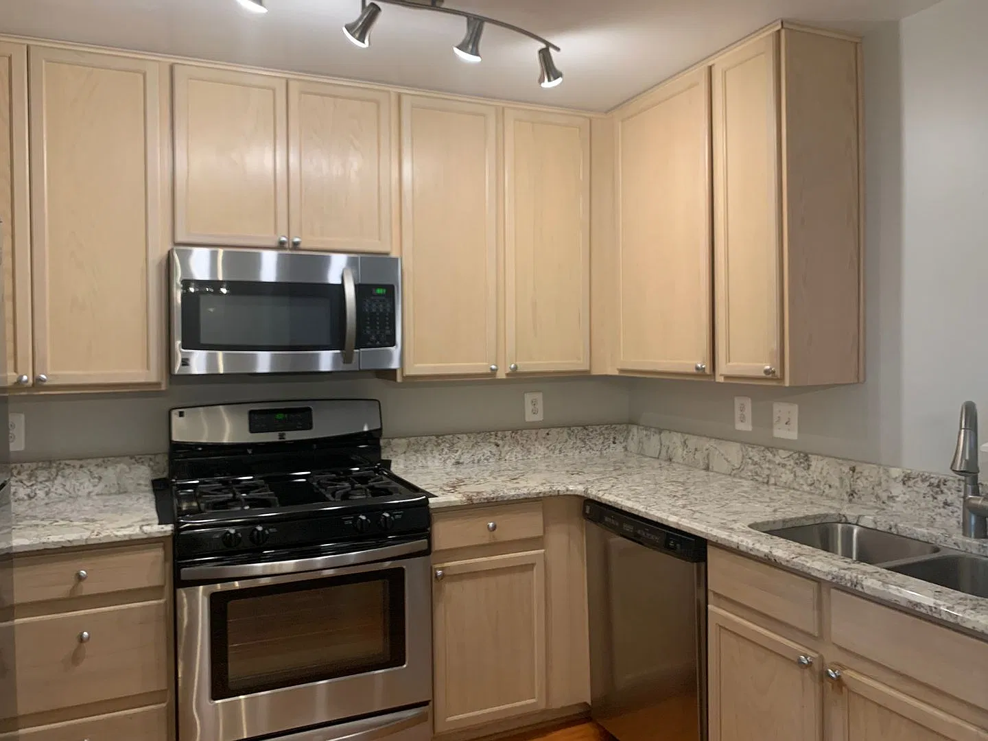 Beautifully Upgraded 2-Level Condo Townhouse in Quince Orchard Park! — Photo 4