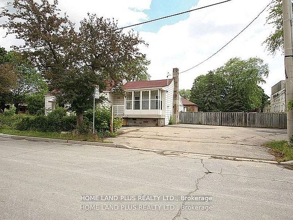 3rd image of 189 Maplehurst Ave