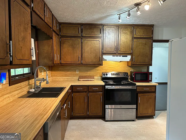 640 Hemphill Rd — Photo 8
