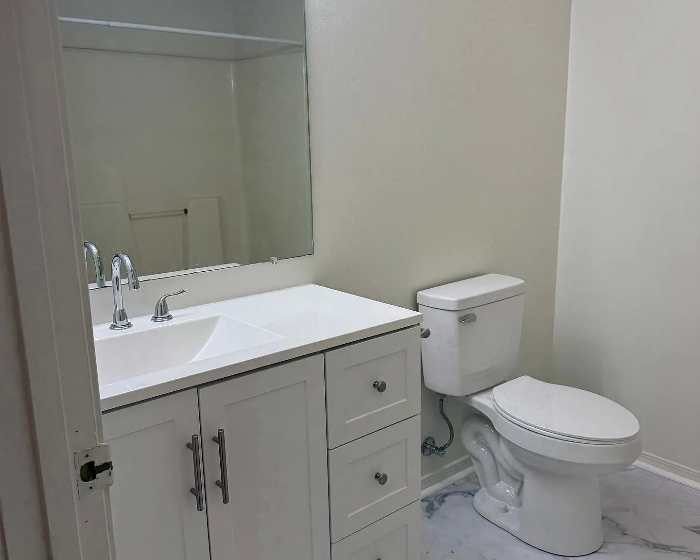 Spacious 3 BR/2.5 bath townhome with attached garage — Photo 3