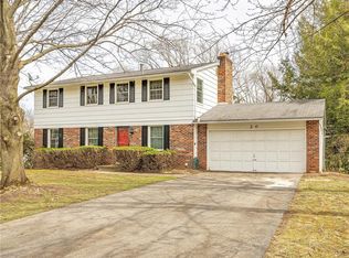 20 Windrush Valley Rd, Fairport, NY 14450