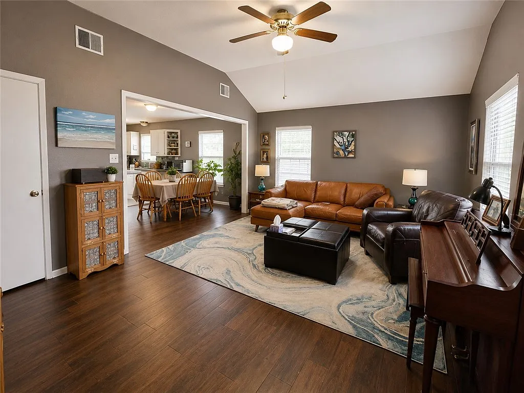 3 bed, 2.0 bath, 1292 sqft, $1,895 — Photo 3