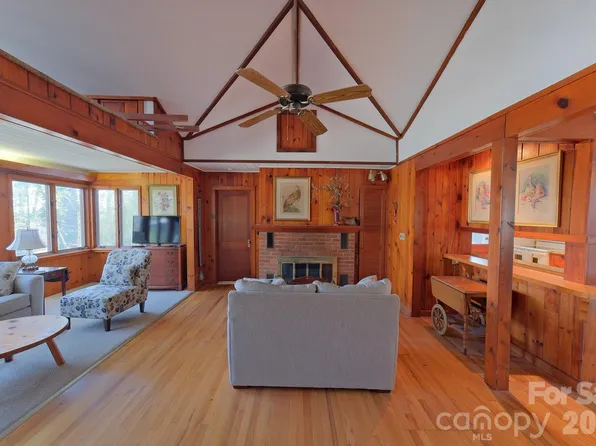 71 Norfolk Ln, Laurel Park, NC 28739