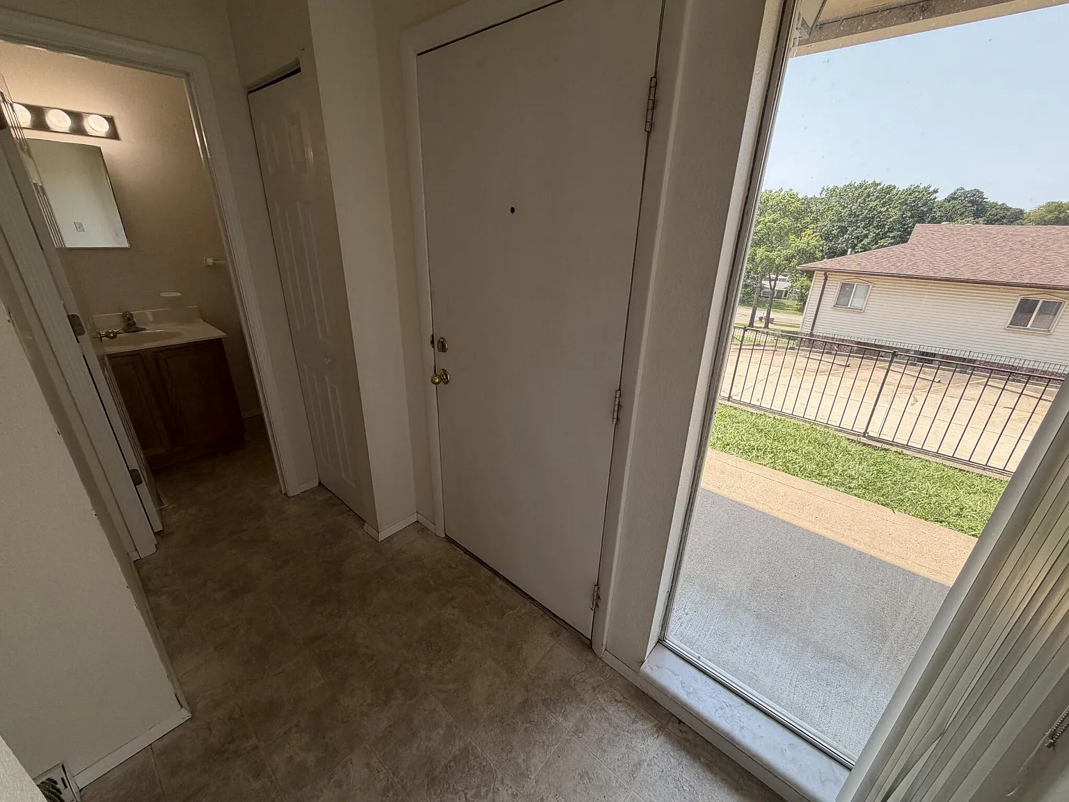 2 bed, 1.5 bath, 1470 sqft, $1,395 — Photo 2