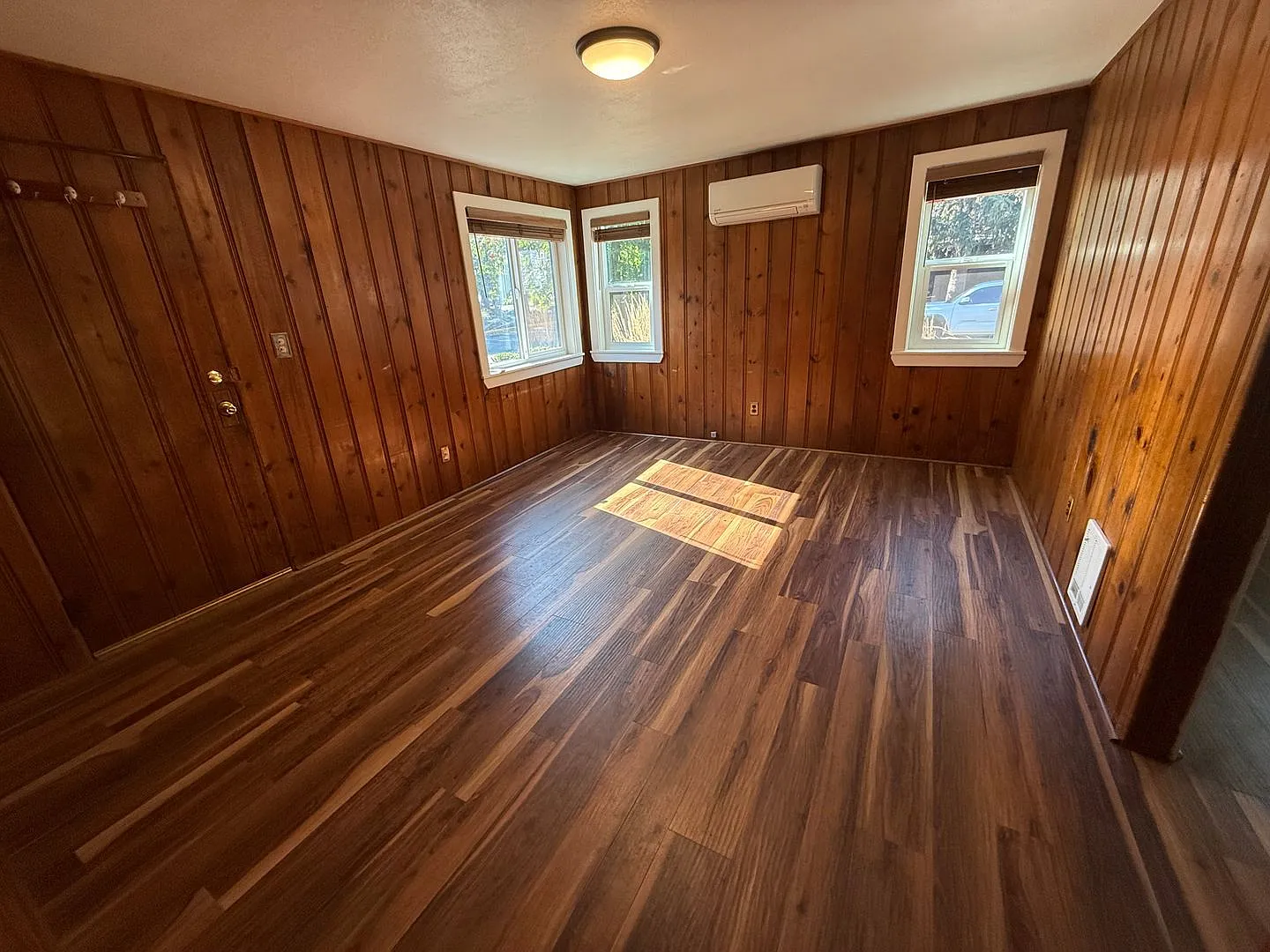 Adorable Downtown House, Newer Flooring/Paint/Appliances, A/C, Storage, Fenced Rear Yard — Photo 2