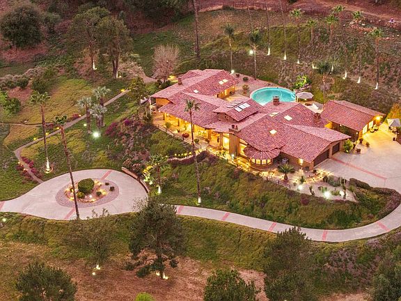 5th image of 1951 Cloverdale Rd