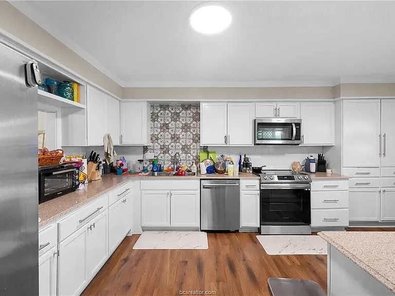 909 Westview St — Photo 3