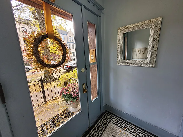 5346 N Winthrop Ave #1 — Photo 2