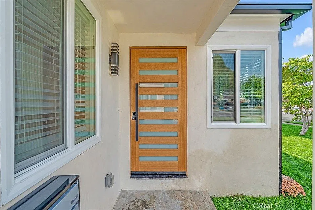 2 bed, 850 sqft, $3,995 — Photo 1