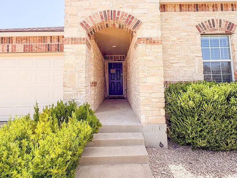 1313 Daffodil Dr — Photo 2