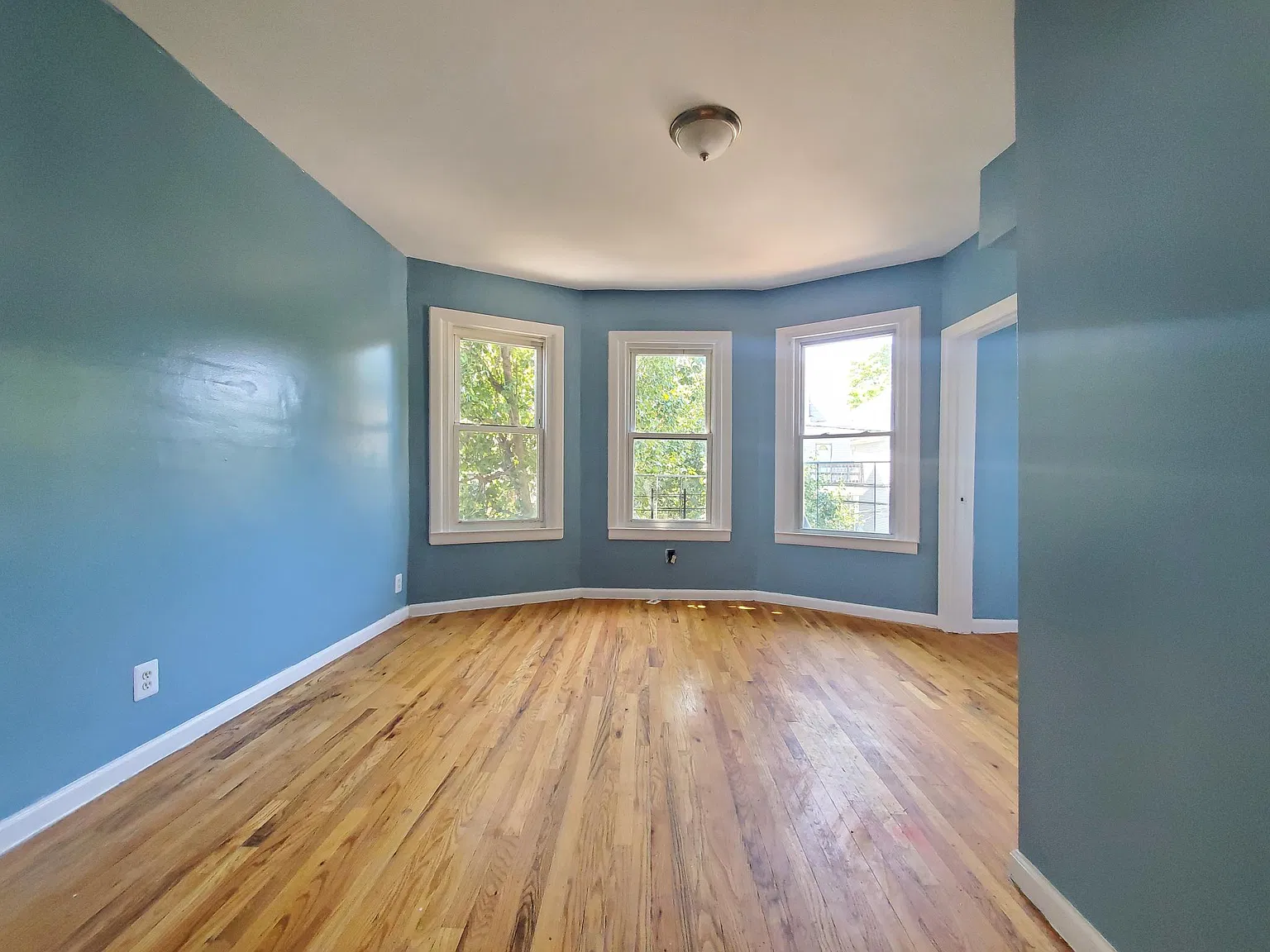 118 Seymour Ave — Photo 3