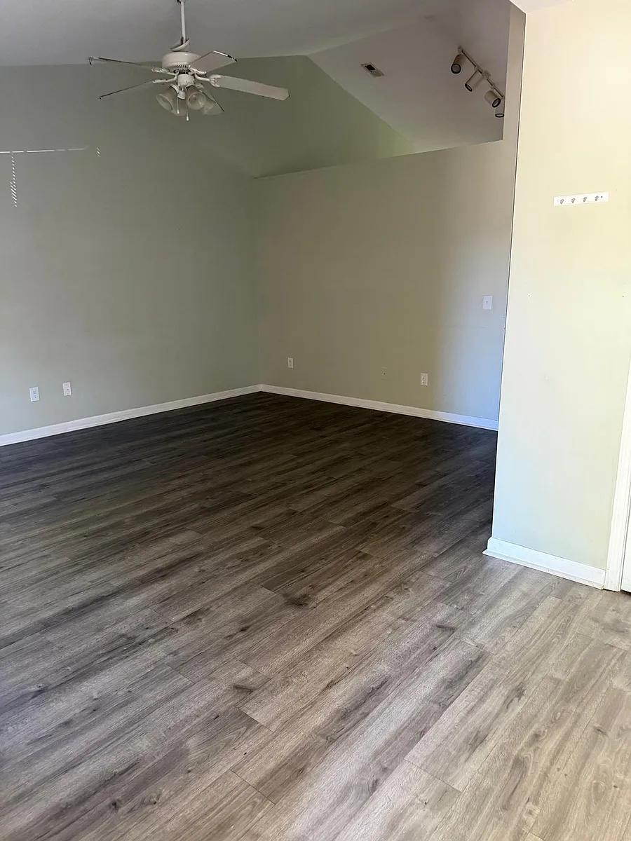 Building Photo - 153 Strawberry Pl