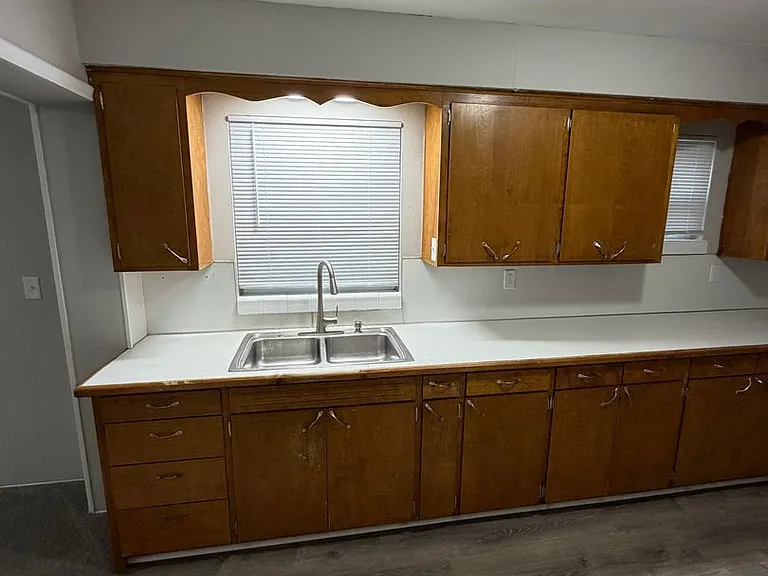 1913 Stirling Ave — Photo 2